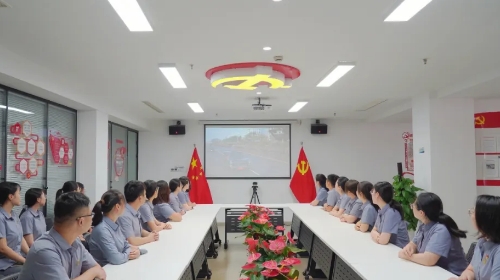 致敬强国荣光，凝聚奋进力量——美而特组织观看纪念中国人民抗日战争暨世界反法西斯战争胜利80周年阅兵仪式直播